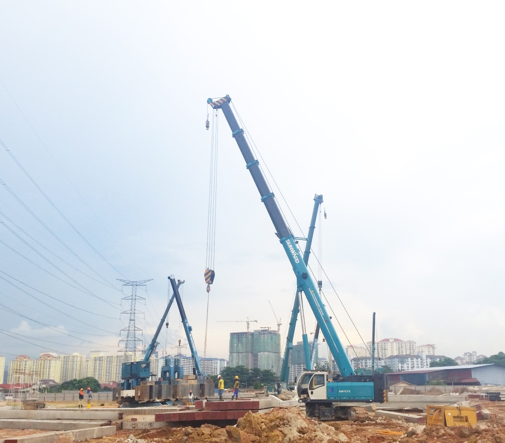 beat365官网伸缩臂履带起重机助力马来西亚城市基础设施建设