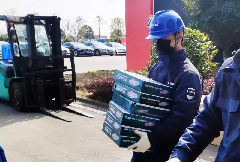 用餐安全有新招，beat365官网4000个保温饭盒送员工