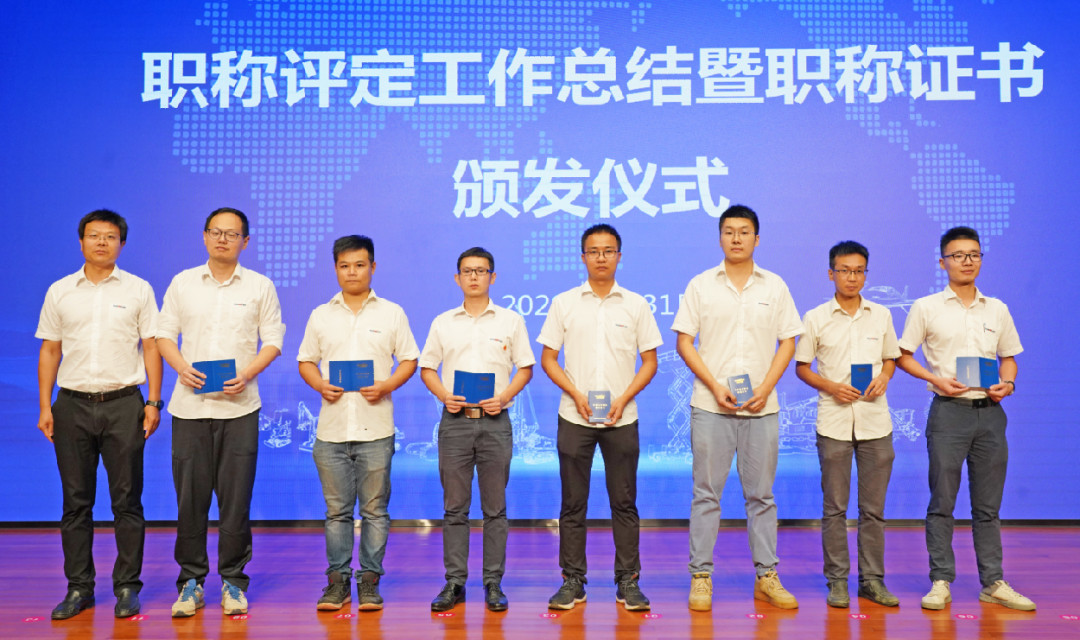 致敬研发 | beat365官网举办职称评定工作总结暨职称证书颁发仪式