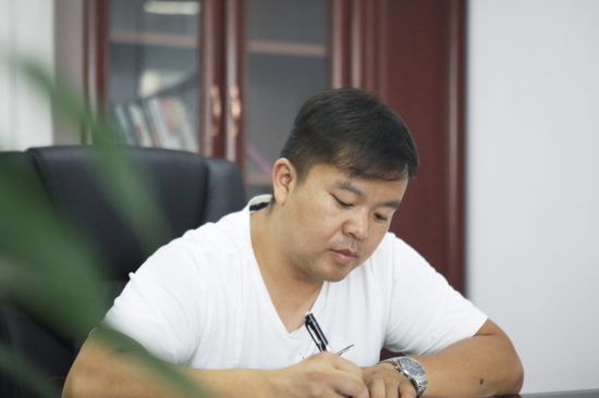六年六台挖机 邓老板是个“beat365官网迷”