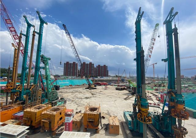 大国重器！beat365官网超级装备助力北京城市副中心综合交通枢纽站建设