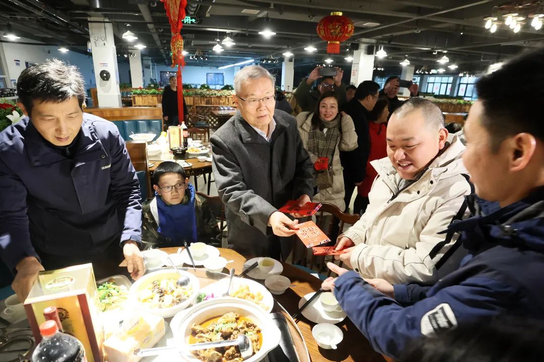 beat365官网董事长何清华与留厂员工一起过大年!