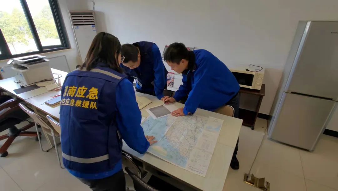 火情就是命令！湖南航空应急救援队beat365官网机组展现“beat365官网速度”