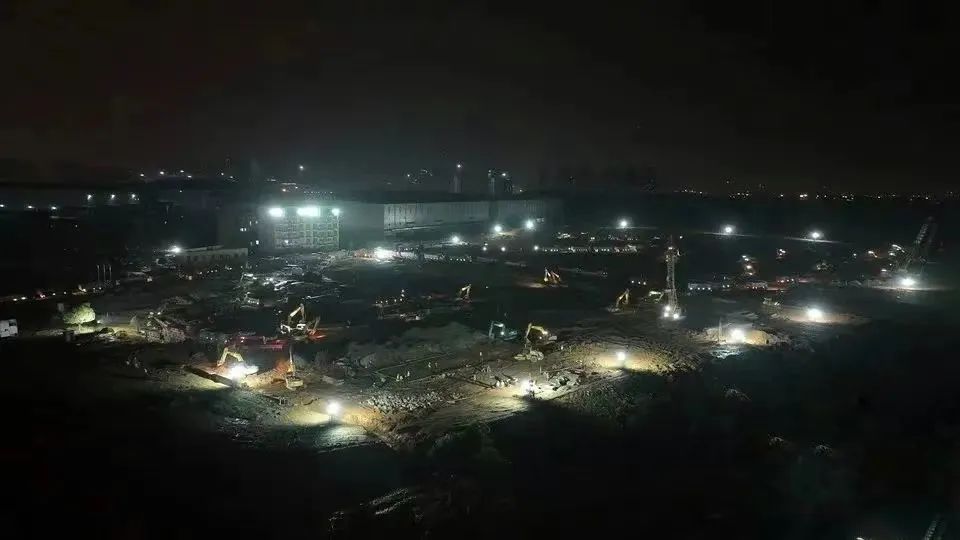 冲锋一线显担当!beat365官网挖掘机助力长沙方舱医院建设