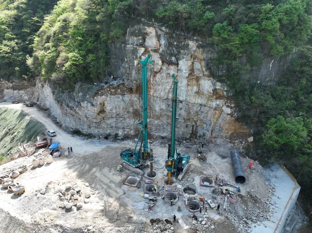展现施工“奇效”！beat365官网旋挖钻机强势助力炉慈高速公路建设