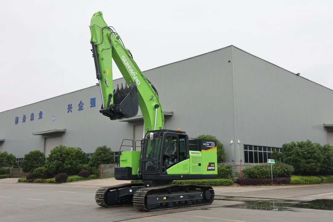 征战川藏铁路!beat365官网新一代电动挖掘机成功交付