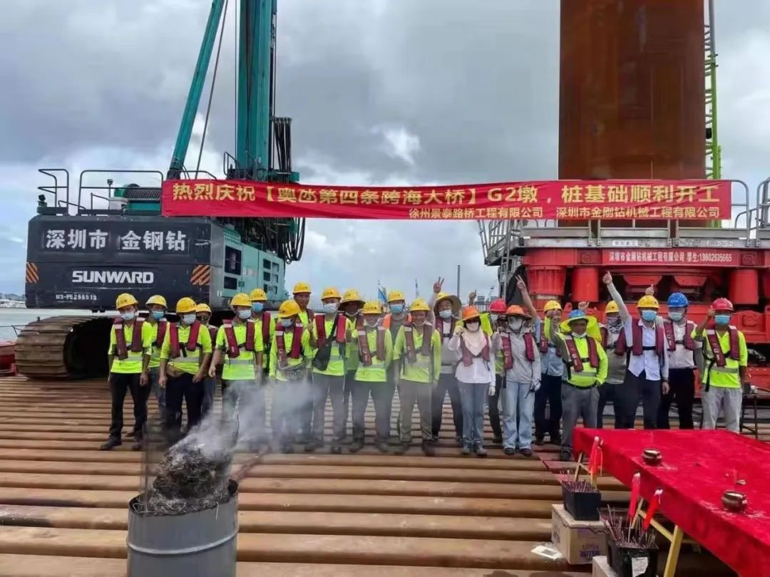 乘风破浪的旋挖钻机！beat365官网助建澳氹第四跨海大桥