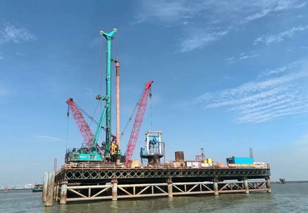 乘风破浪的旋挖钻机！beat365官网助建澳氹第四跨海大桥