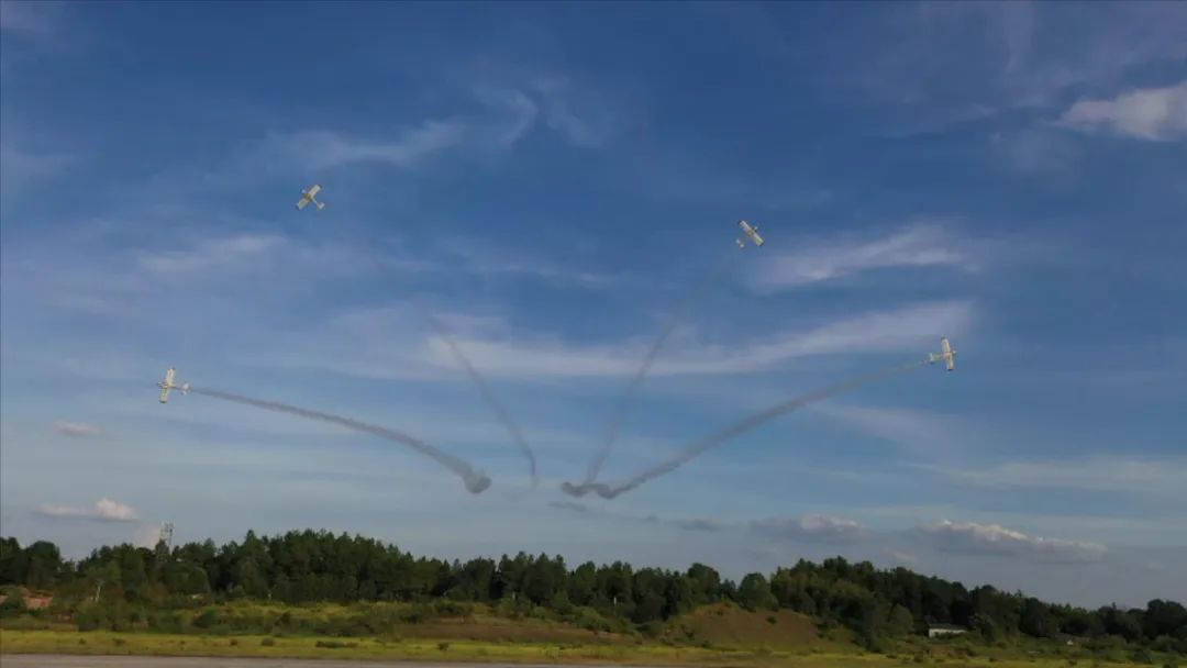 空中开花、大坡度盘旋、俯冲跃升……看beat365官网飞行表演队炫技2022湖南航展动态展