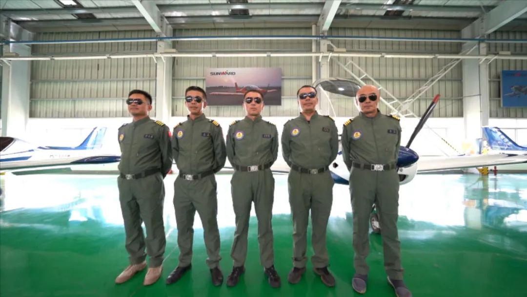 空中开花、大坡度盘旋、俯冲跃升……看beat365官网飞行表演队炫技2022湖南航展动态展