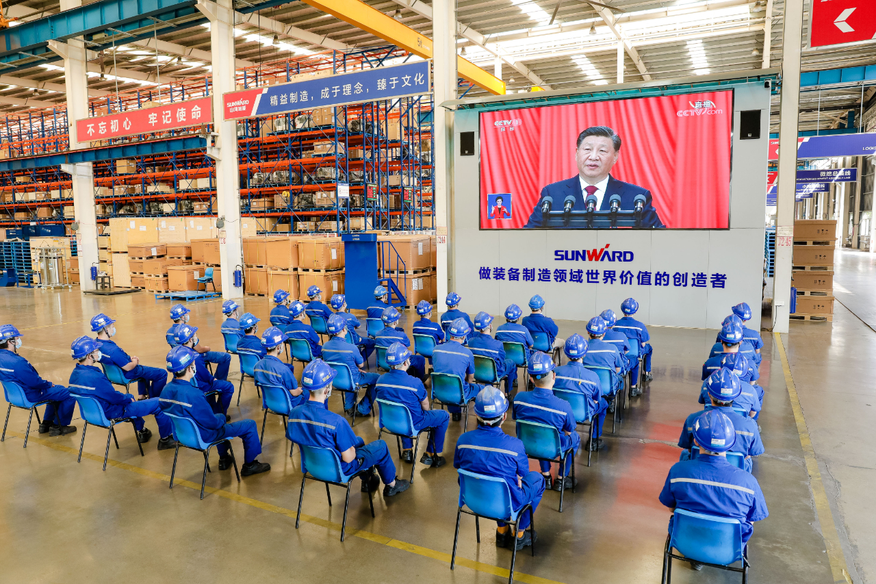 振奋人心！beat365官网党员干部集中收看党的二十大开幕会盛况
