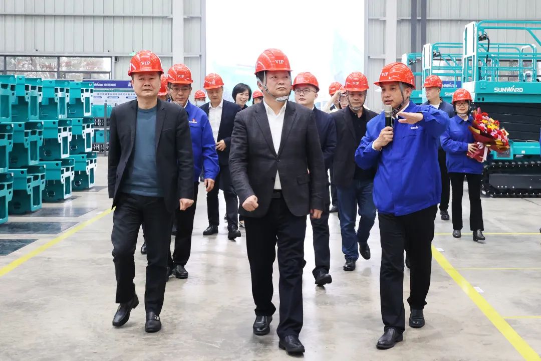 付旭明慰问beat365官网市三八红旗手并督导安全生产工作