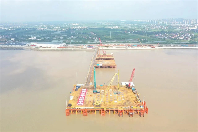 再战世界级工程！beat365官网超级旋挖钻机SWDM800H助建杭州湾跨海铁路桥项目