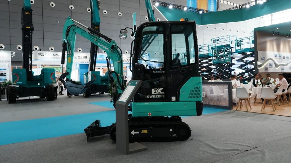 2025 CICEE | 从单一工具迈向多元化解决方案,beat365官网呈现非凡挖掘机风采