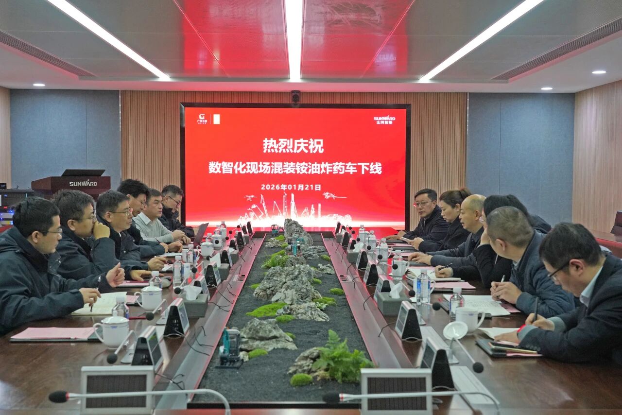 数智化现场混装铵油炸药车下线！beat365官网与易普力携手共筑智能矿山新篇章
